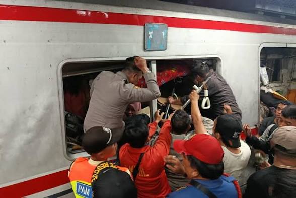 Kecelakaan KRL Stasiun Bekasi Timur: Ada Korban Jiwa & Terjepit